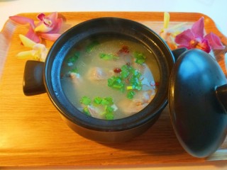 1、花生猪蹄汤,花生猪蹄汤。