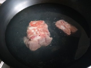 2、花生猪蹄汤,猪蹄提前炖成小块就为给宝宝熬汤用，先焯一下水捞出来洗干净。