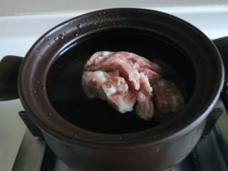 3、花生猪蹄汤,放入小砂锅中加入适量水烧开。