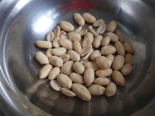 4、花生猪蹄汤,去皮花生米洗干净。