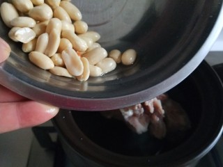 5、花生猪蹄汤,倒入锅中。