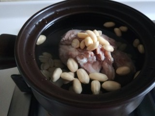 6、花生猪蹄汤,在加入猪肚丝一起煮。