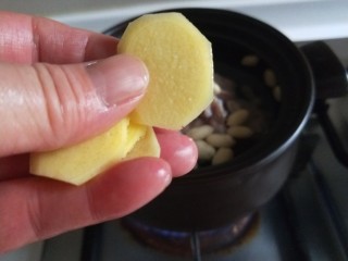 7、花生猪蹄汤,加入姜片。