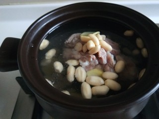 8、花生猪蹄汤,倒入适量料酒。