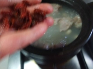 11、花生猪蹄汤,汤熬制快熟了放枸杞。