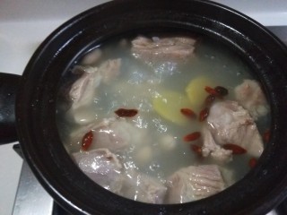 12、花生猪蹄汤,加入适量盐，加入少许白胡椒去腥。