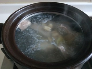 9、花生猪蹄汤,大火烧开转小火。