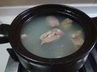 10、花生猪蹄汤,熬制一小时加一次水。