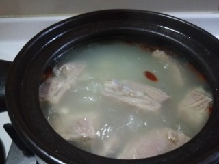 13、花生猪蹄汤,熬制汤汁白白的就可以了。