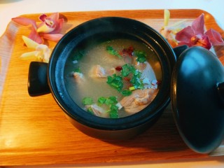 15、花生猪蹄汤,出锅加入香菜，香菜。