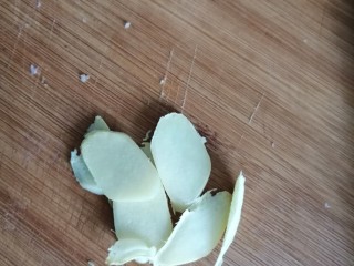 3、白菜(娃娃菜)豆腐汤,姜去皮切片