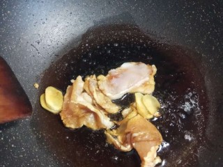 9、白菜(娃娃菜)豆腐汤,放入肉片翻炒至变色