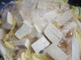 14、白菜(娃娃菜)豆腐汤,大火烧开转中小火炖3-5分钟
