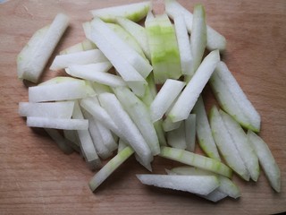 2、冬瓜鸡蛋汤,冬瓜去皮去籽洗净切成条状