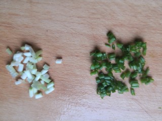 3、冬瓜鸡蛋汤,葱洗净葱白和葱叶分开切成葱花