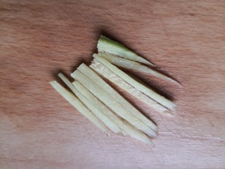 4、冬瓜鸡蛋汤,姜切成丝备用