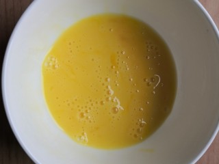 5、冬瓜鸡蛋汤,鸡蛋打散备用