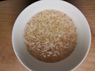 6、冬瓜鸡蛋汤,虾皮洗净备用