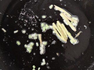 11、冬瓜鸡蛋汤,锅留底油，放入葱白和姜丝炒出香味