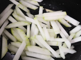 12、冬瓜鸡蛋汤,放入冬瓜翻炒片刻