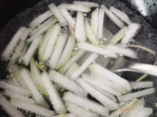 13、冬瓜鸡蛋汤,倒入适量的开水