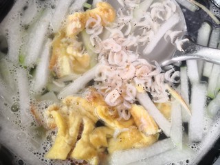 15、冬瓜鸡蛋汤,放入虾皮