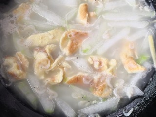 16、冬瓜鸡蛋汤,大火烧开转小火煮至汤色奶白