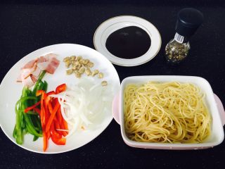 2、上班族的最爱 快手 黑胡椒意面,这是准备好的食材,下一步就可以开炒了。