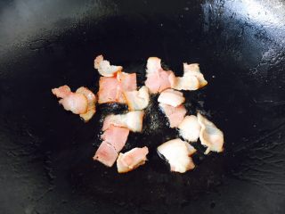 4、上班族的最爱 快手 黑胡椒意面,锅里留一点底油,小火煸炒培根。