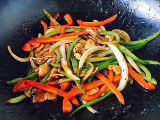 8、上班族的最爱 快手 黑胡椒意面,翻炒均匀