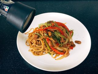 10、上班族的最爱 快手 黑胡椒意面,出锅盛盘,撒上少许黑胡椒碎。