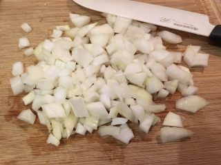 5、培根蔬菜汤,洋葱切丁