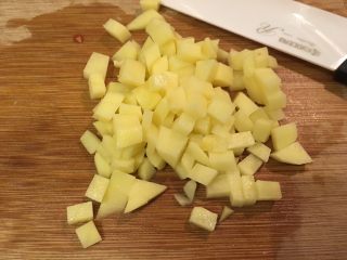 8、培根蔬菜汤,马铃薯切丁