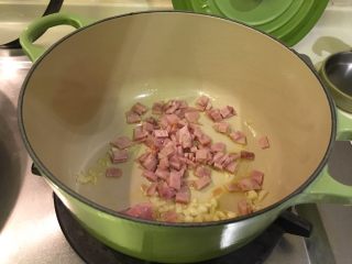 14、培根蔬菜汤,依序加入培根丁炒一下