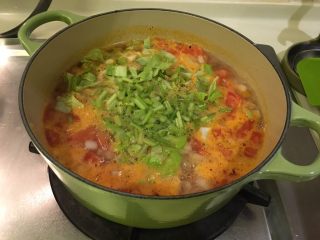 24、培根蔬菜汤,这时候把卷心菜丁、芹菜丁放进去