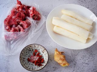 1、猪骨山药汤,准备好材料
