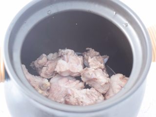 3、猪骨山药汤,砂锅中放入猪骨