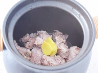 4、猪骨山药汤,放入姜片