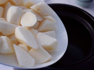 7、猪骨山药汤,炖煮1小时后加入山药，继续炖煮20分钟