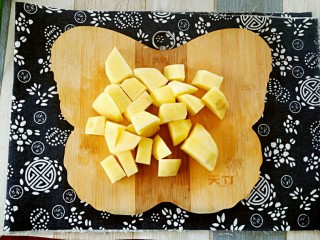 1、孜然土豆,土豆去皮切小块