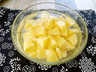 2、孜然土豆,切好的土豆块放入凉水中浸泡一分钟。