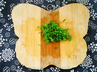 3、孜然土豆,切葱花