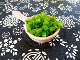 4、孜然土豆,葱花装碟备用