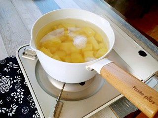 5、孜然土豆,土豆块放入凉水锅中，大火加热