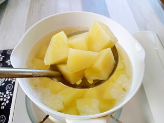 7、孜然土豆,将土豆块捞出