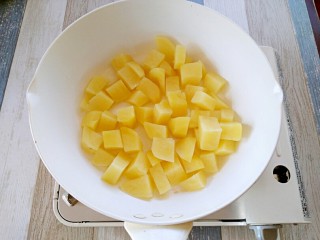 9、孜然土豆,另起一锅，锅热下油，中小火，将土豆块放入油锅煎，土豆块入锅中不要马上反动。