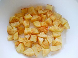 10、孜然土豆,等到一面煎至金黄再翻面，两面都煎至金黄，并且变软！