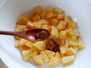 12、孜然土豆,加入花椒粉