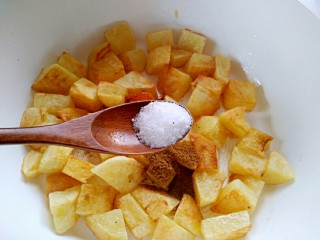 14、孜然土豆,加入盐