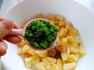 15、孜然土豆,加入葱花